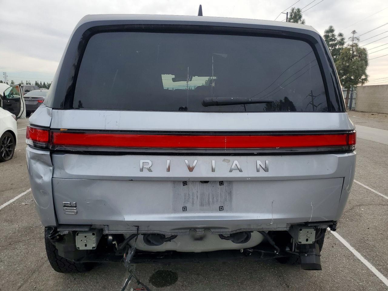 2025 RIVIAN R1s