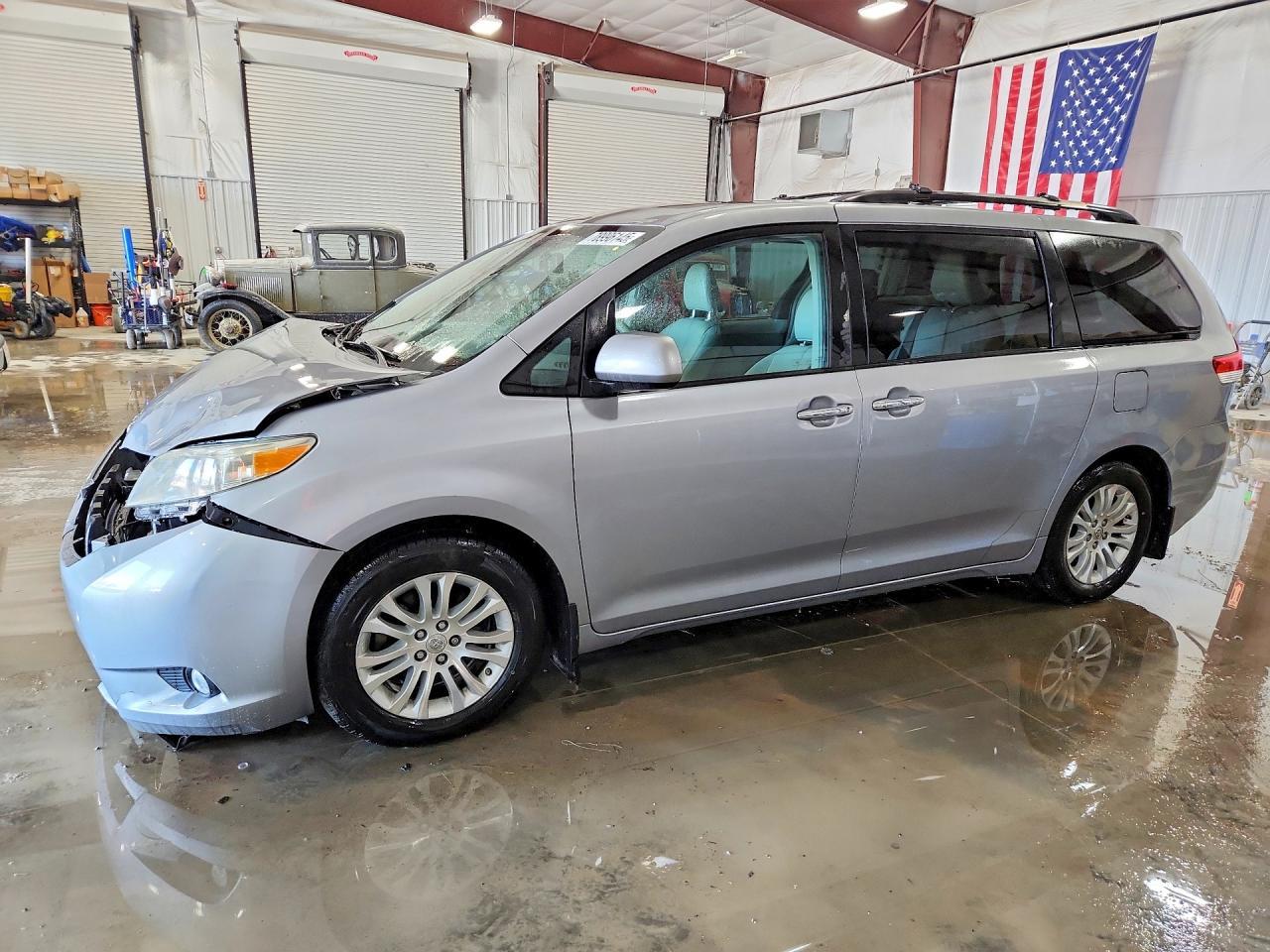 2013 TOYOTA SIENNA