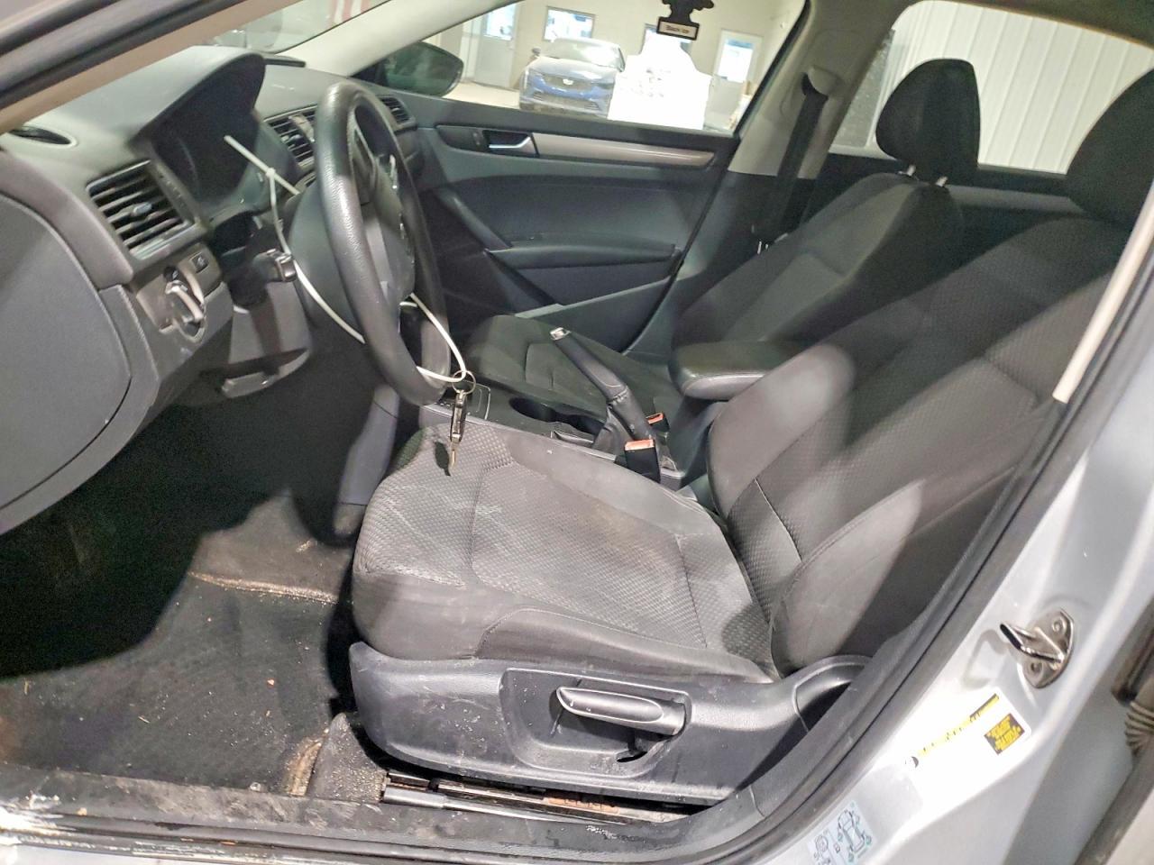 2012 VOLKSWAGEN Passat