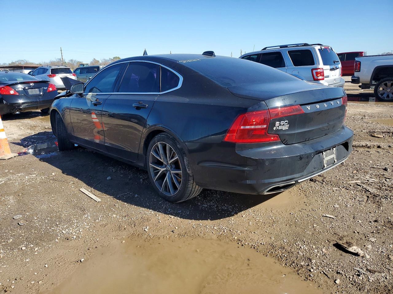 2017 VOLVO S90