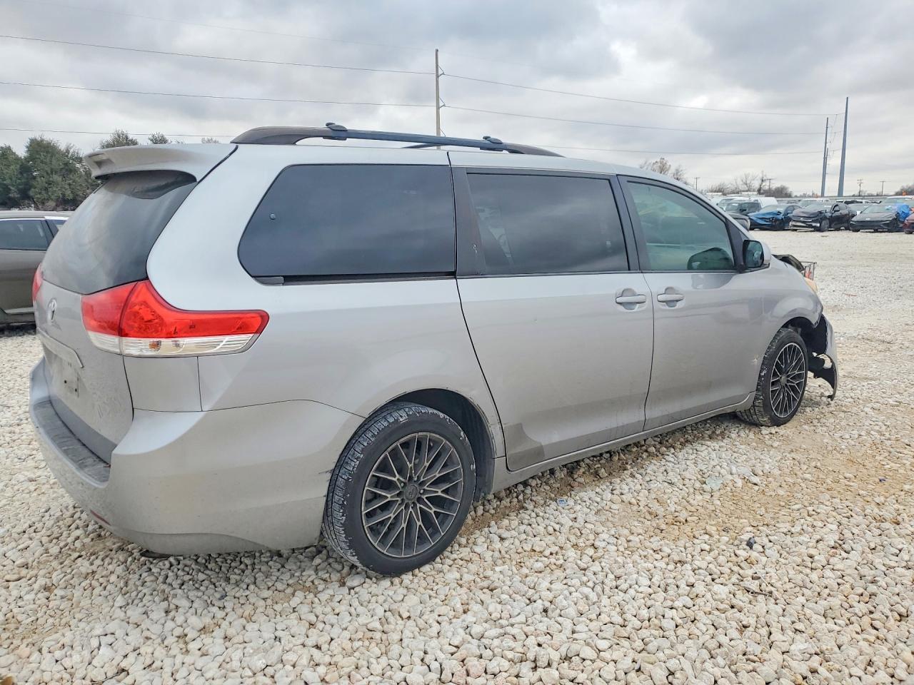 2012 TOYOTA SIENNA