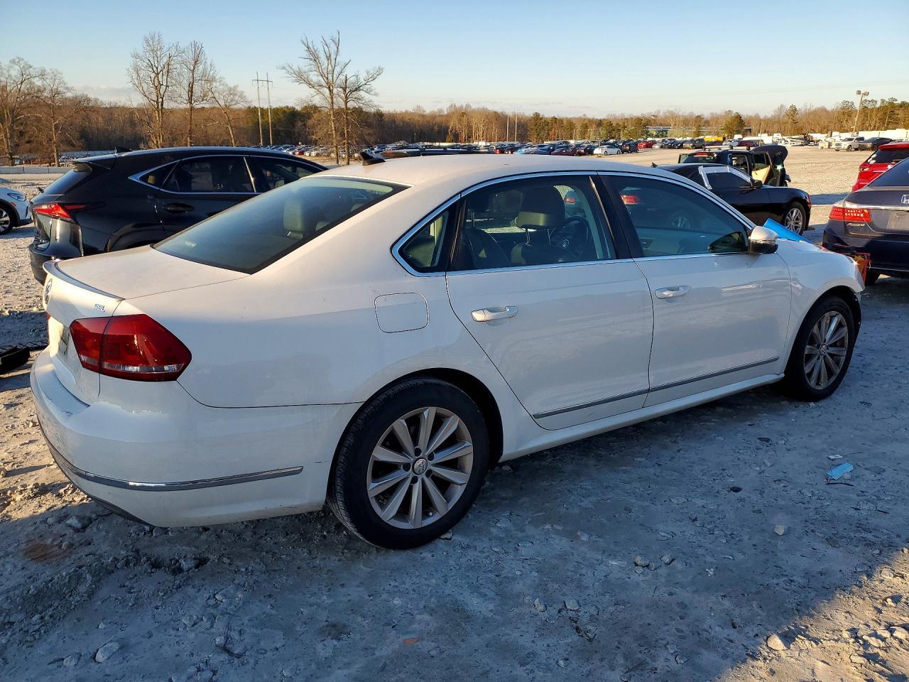 2012 VOLKSWAGEN Passat
