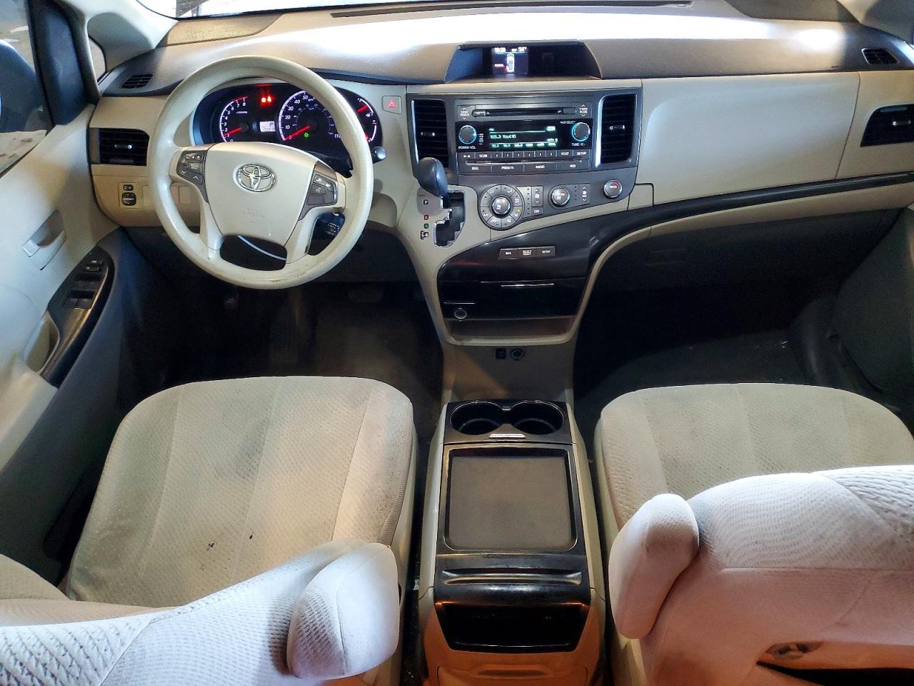2011 TOYOTA SIENNA