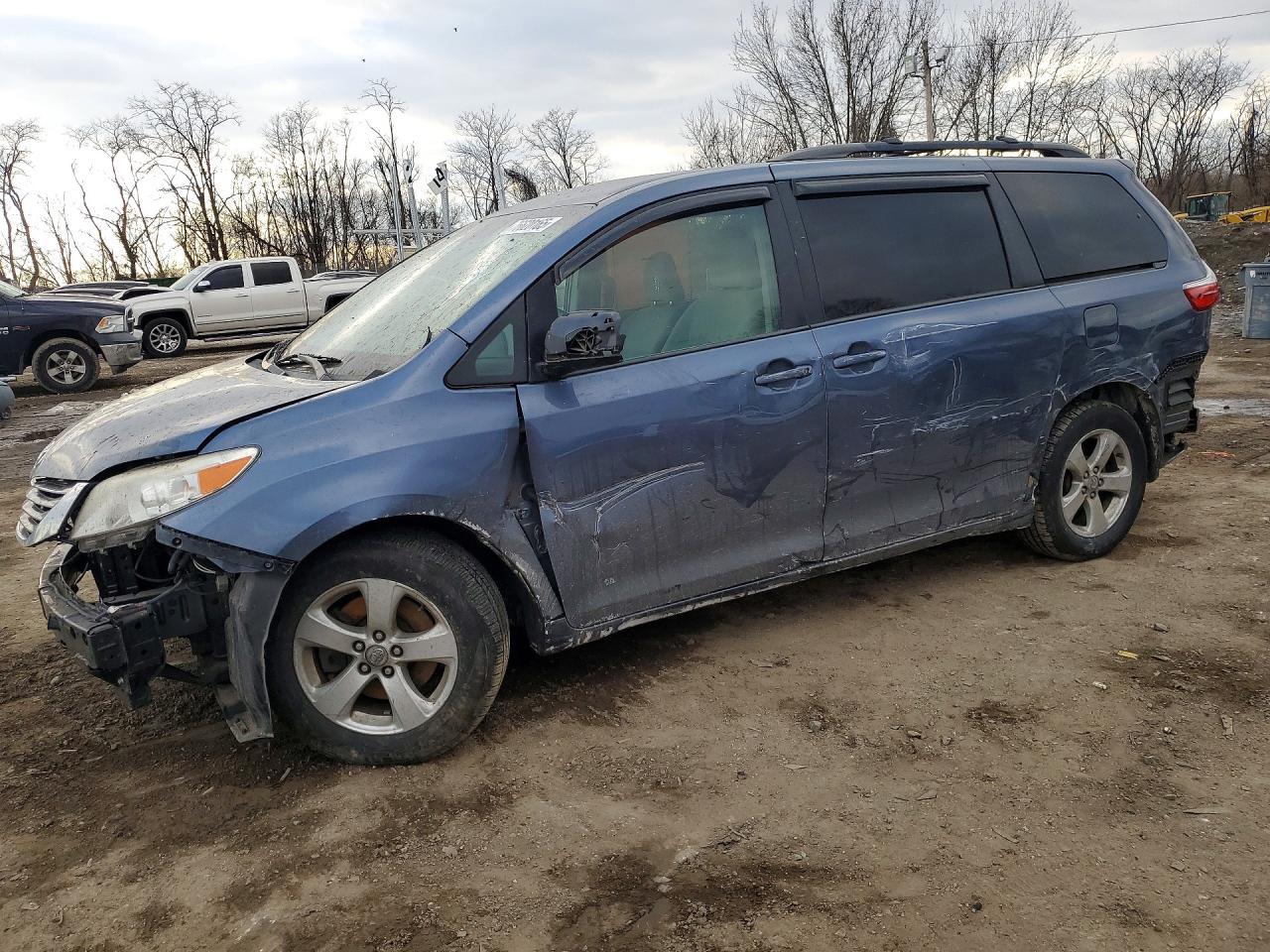 2016 TOYOTA SIENNA