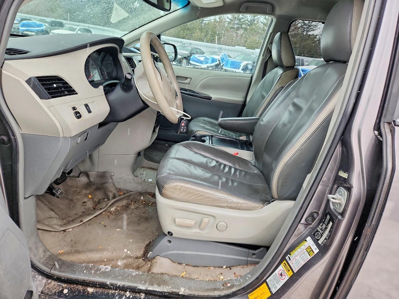2011 TOYOTA SIENNA