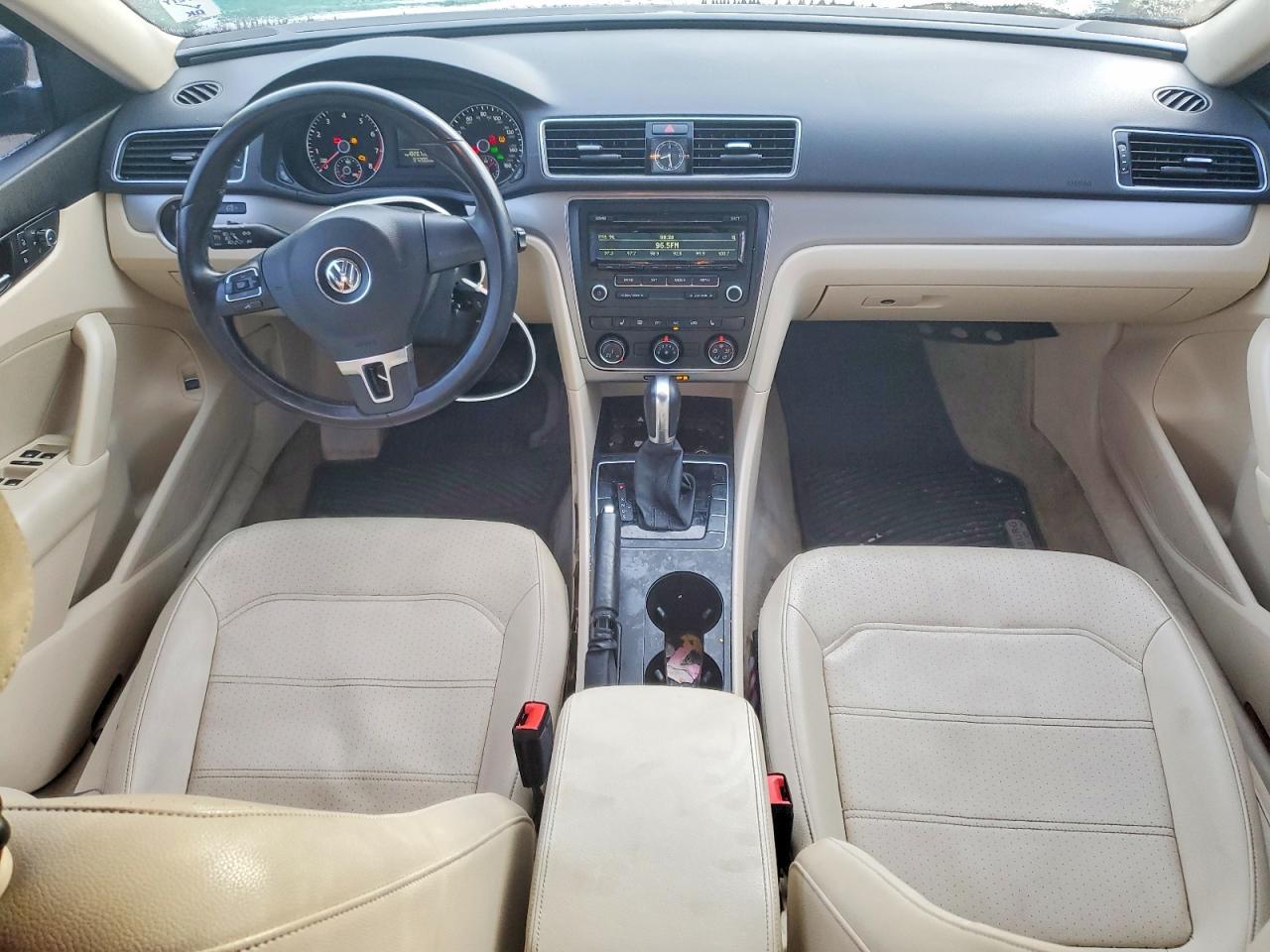2014 VOLKSWAGEN Passat