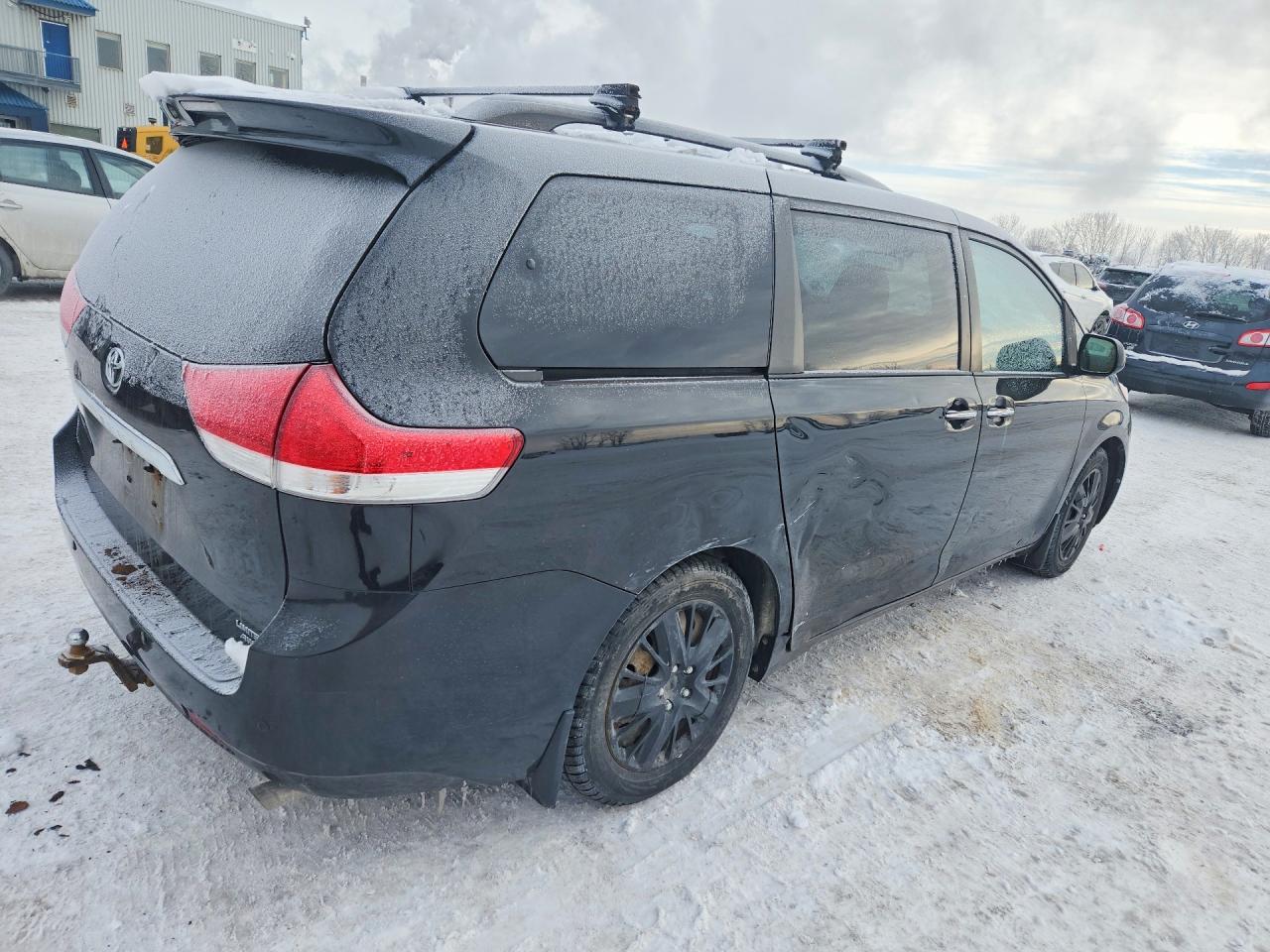 2011 TOYOTA SIENNA