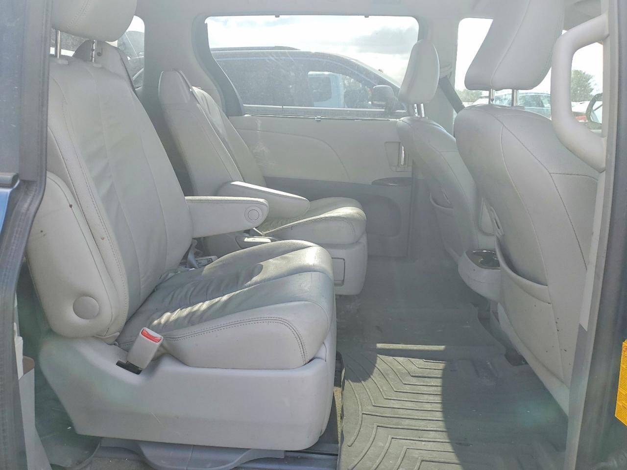 2014 TOYOTA SIENNA