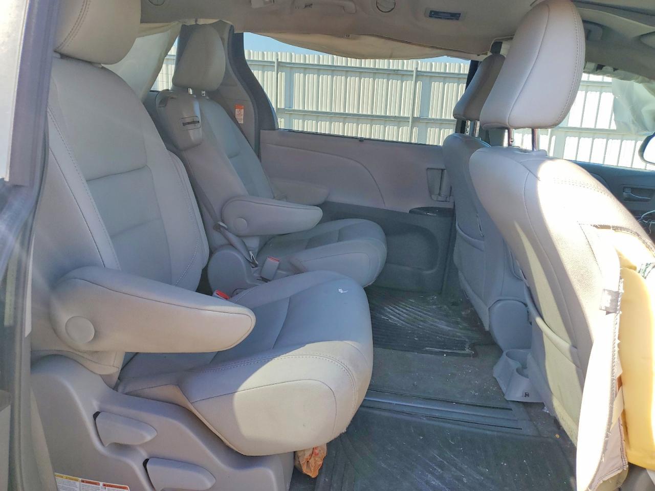 2017 TOYOTA SIENNA