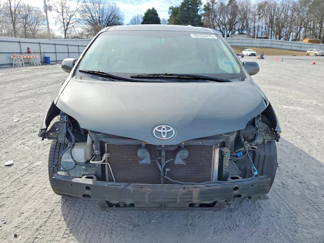 2011 TOYOTA SIENNA