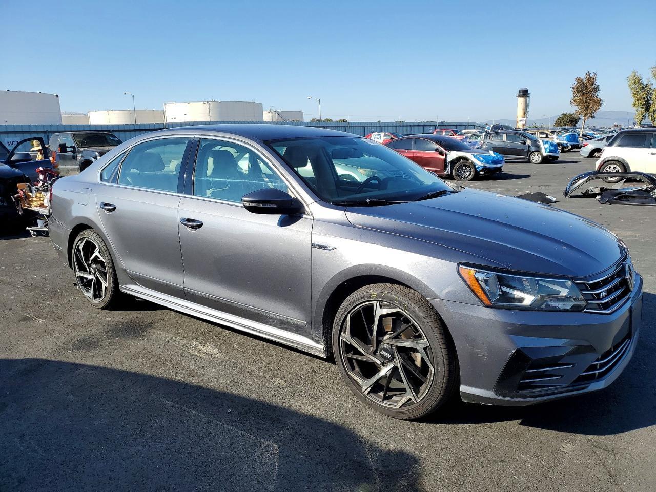 2017 VOLKSWAGEN Passat