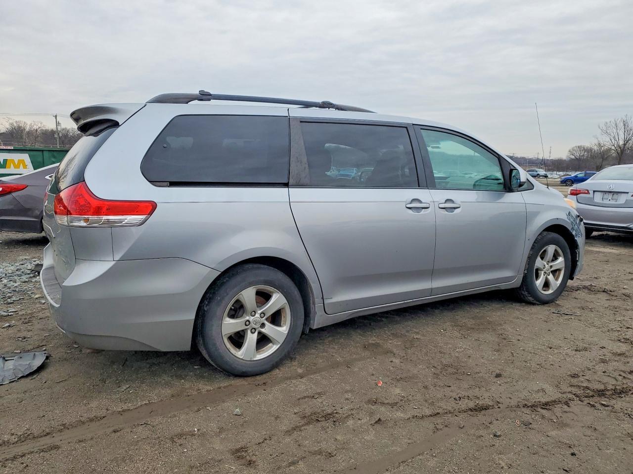 2012 TOYOTA SIENNA