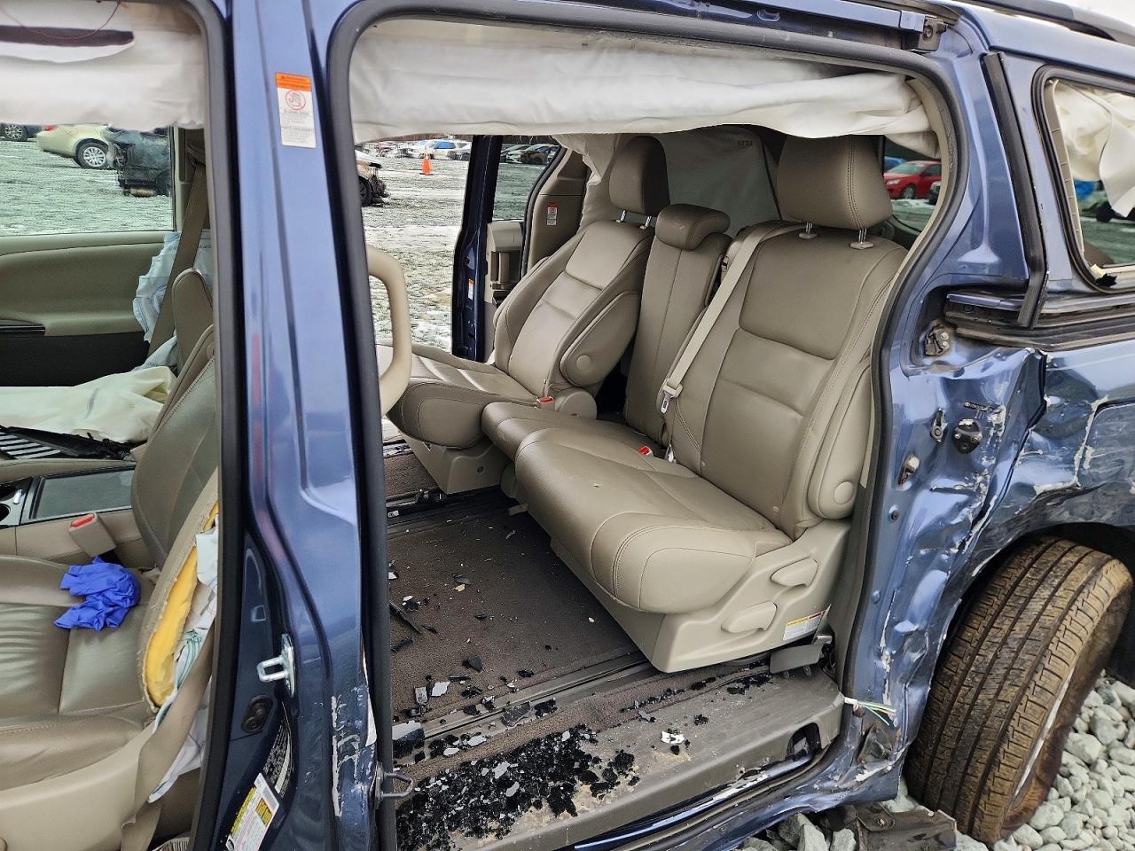 2015 TOYOTA SIENNA