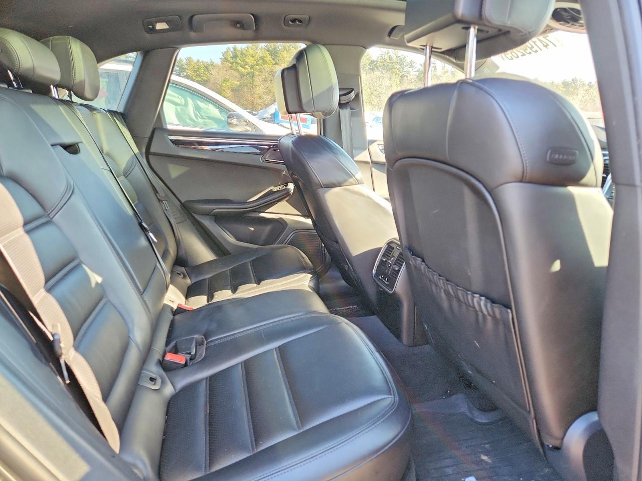 2015 PORSCHE Macan