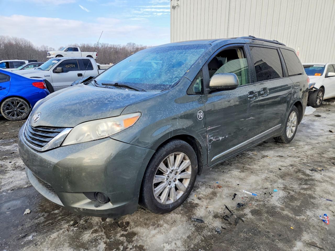 2011 TOYOTA SIENNA