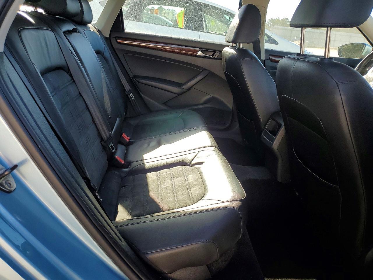 2012 VOLKSWAGEN Passat