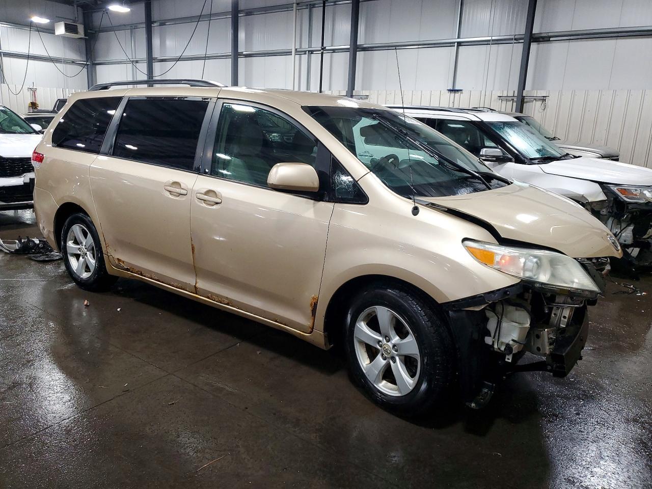 2011 TOYOTA SIENNA