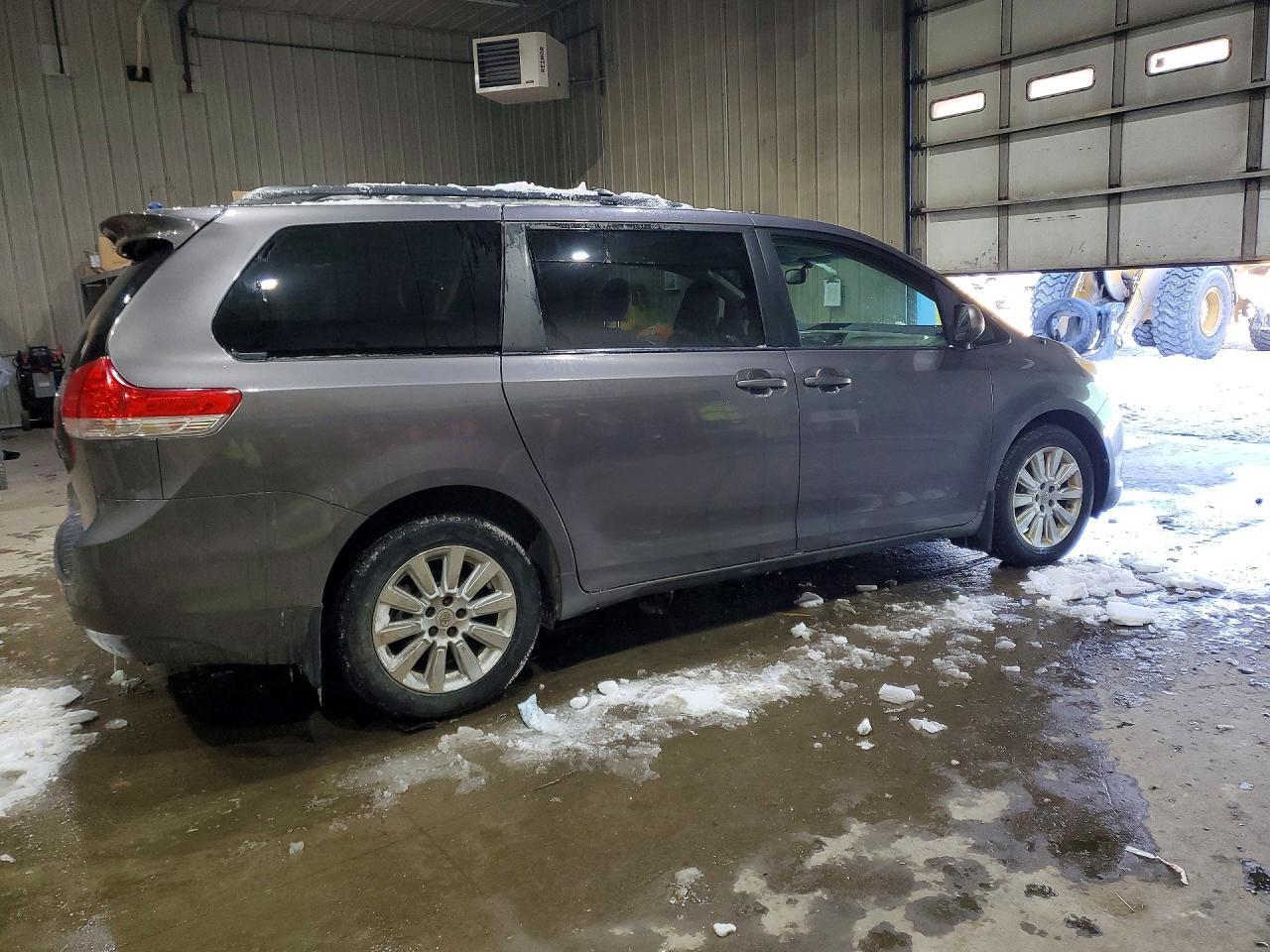 2011 TOYOTA SIENNA
