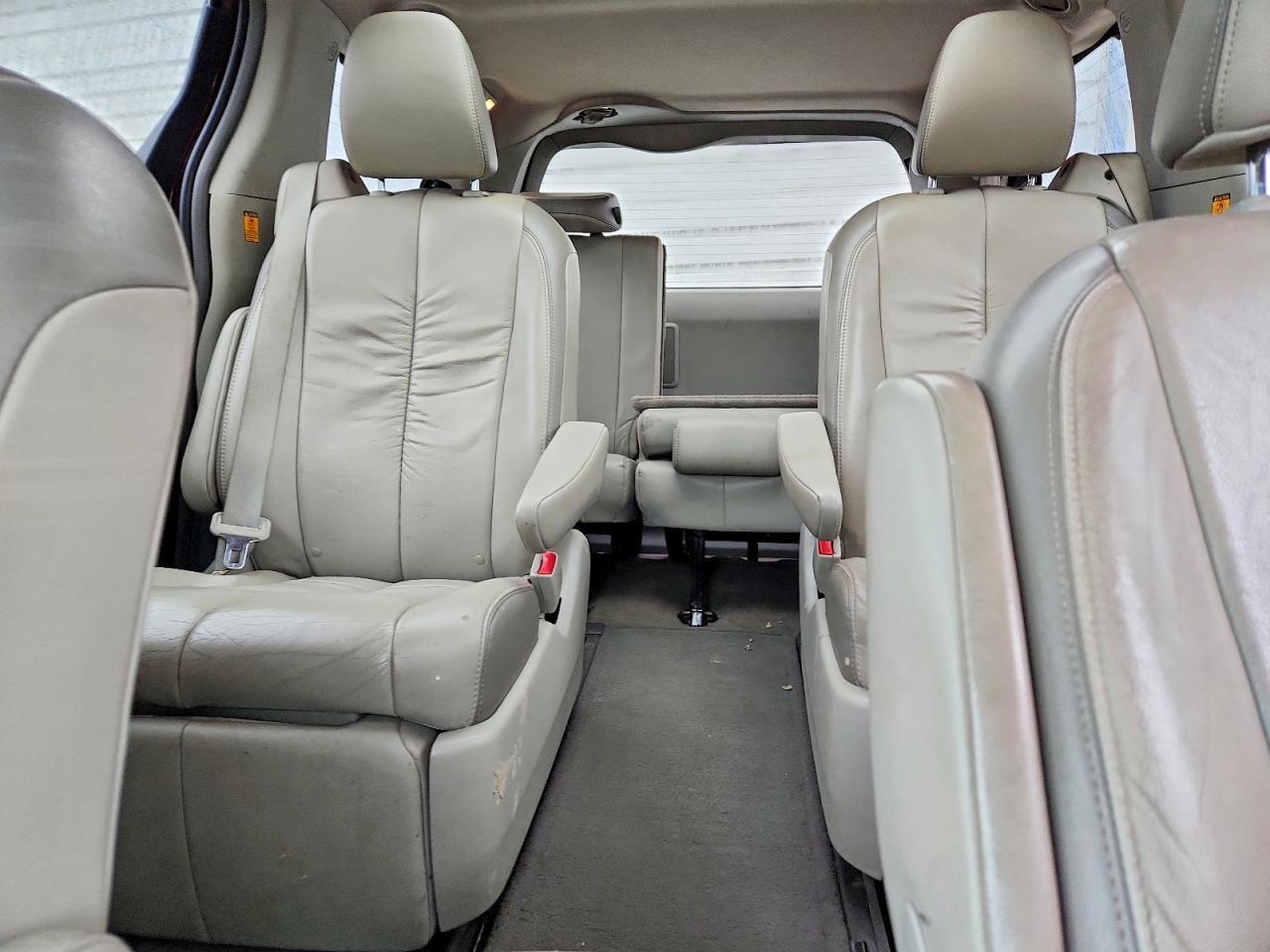 2012 TOYOTA SIENNA