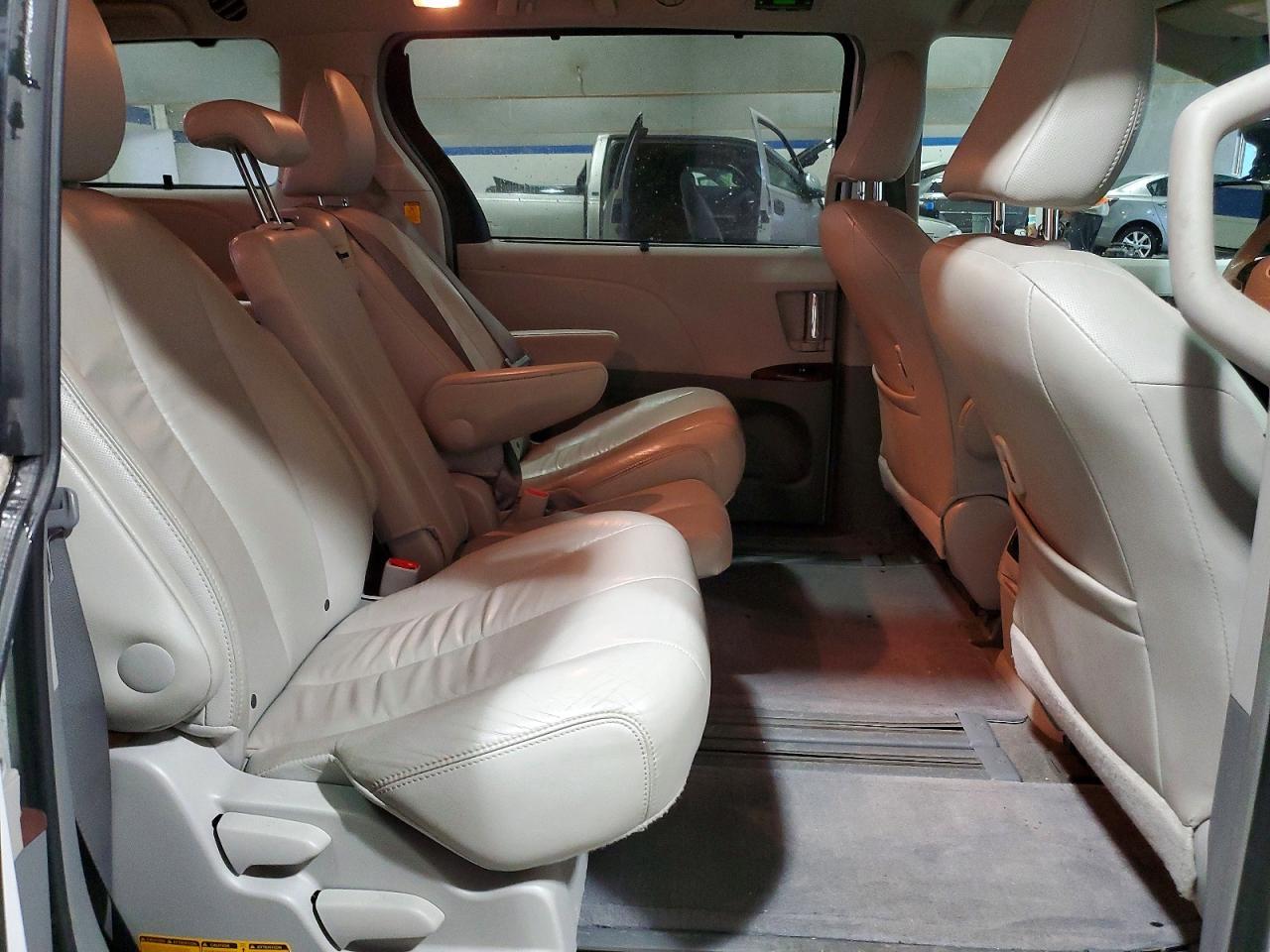 2012 TOYOTA SIENNA