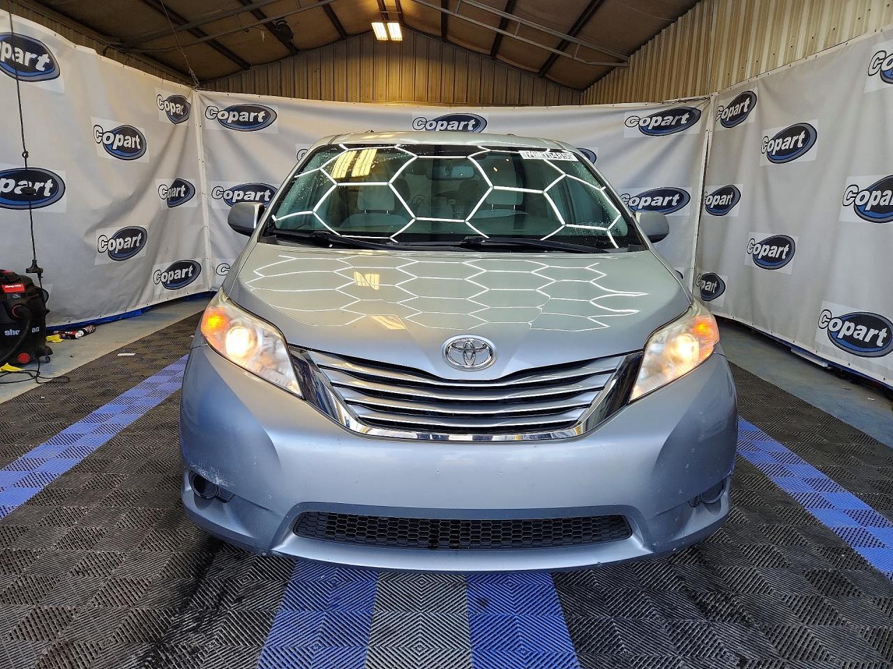 2017 TOYOTA SIENNA