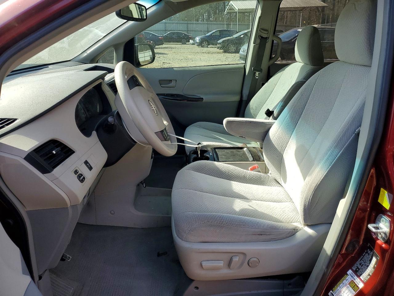 2011 TOYOTA SIENNA