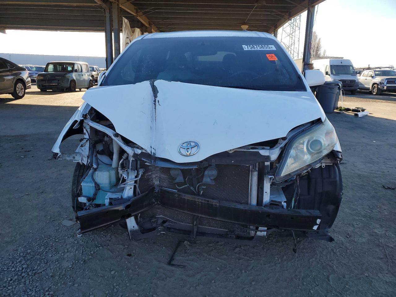 2011 TOYOTA SIENNA