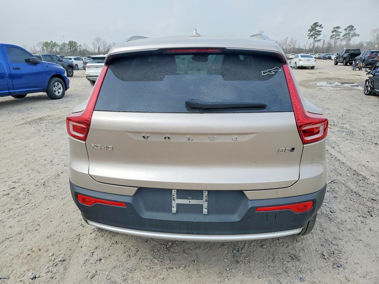 2023 VOLVO XC40