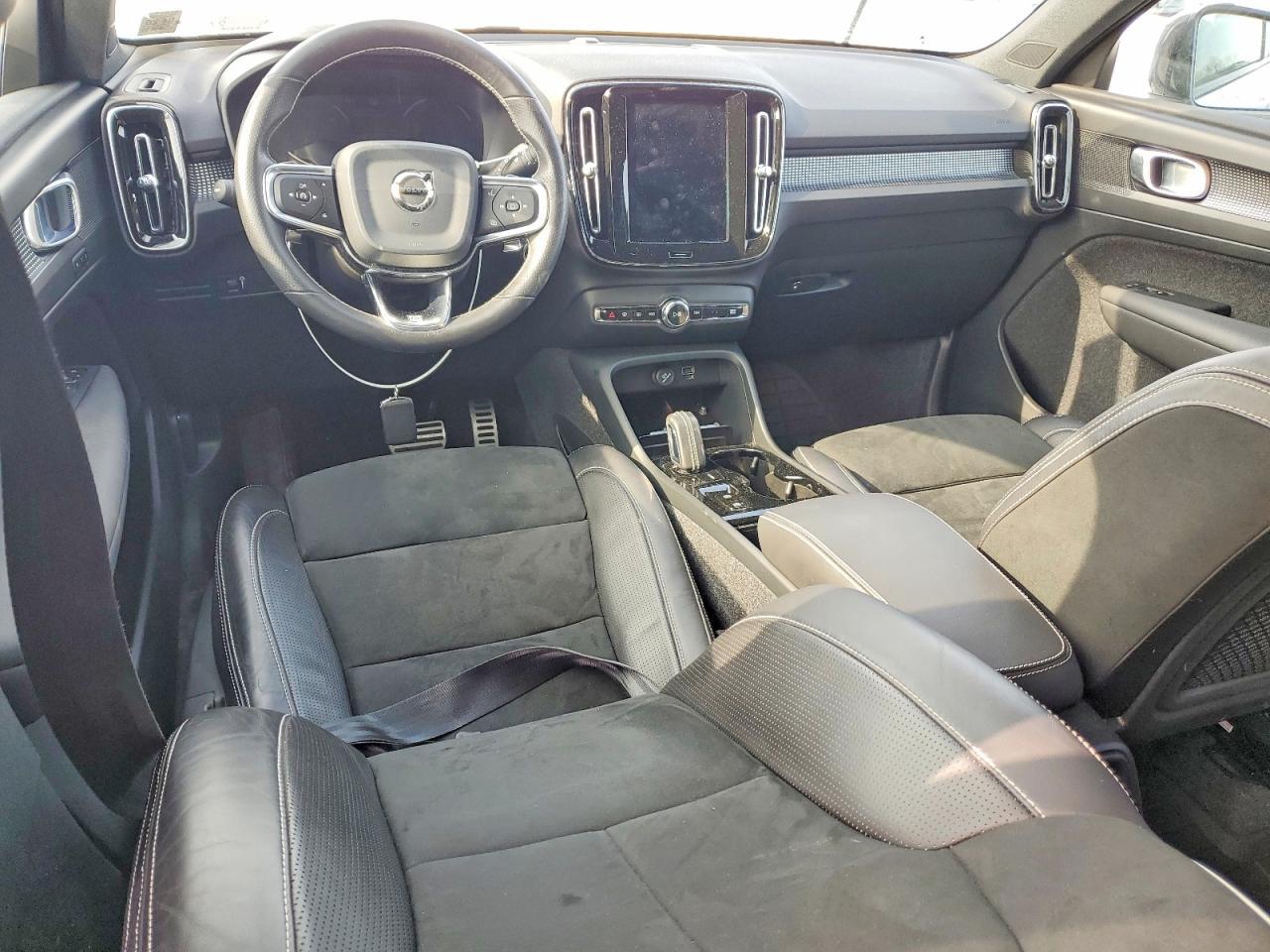 2020 VOLVO XC40