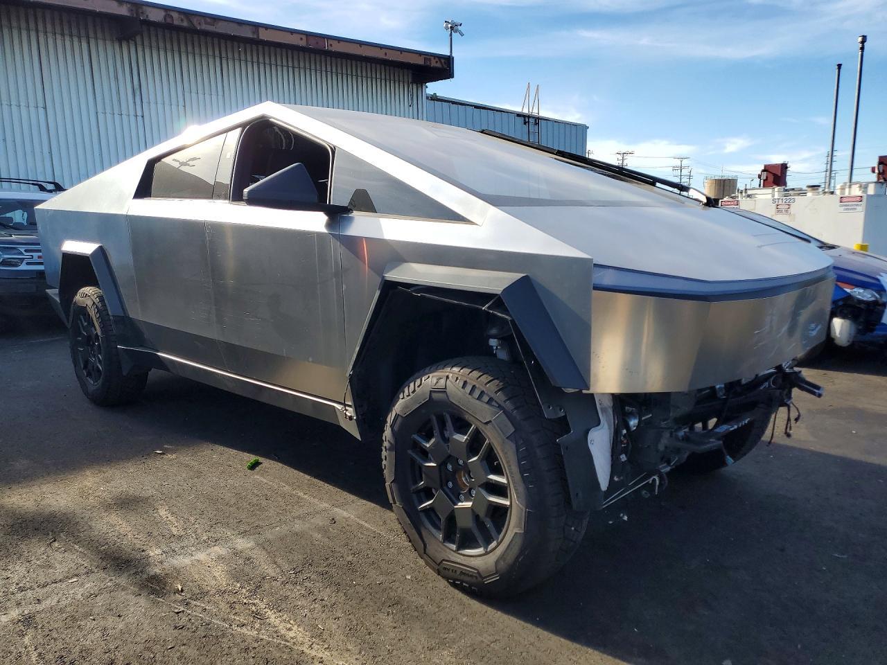 2025 TESLA Cybertruck