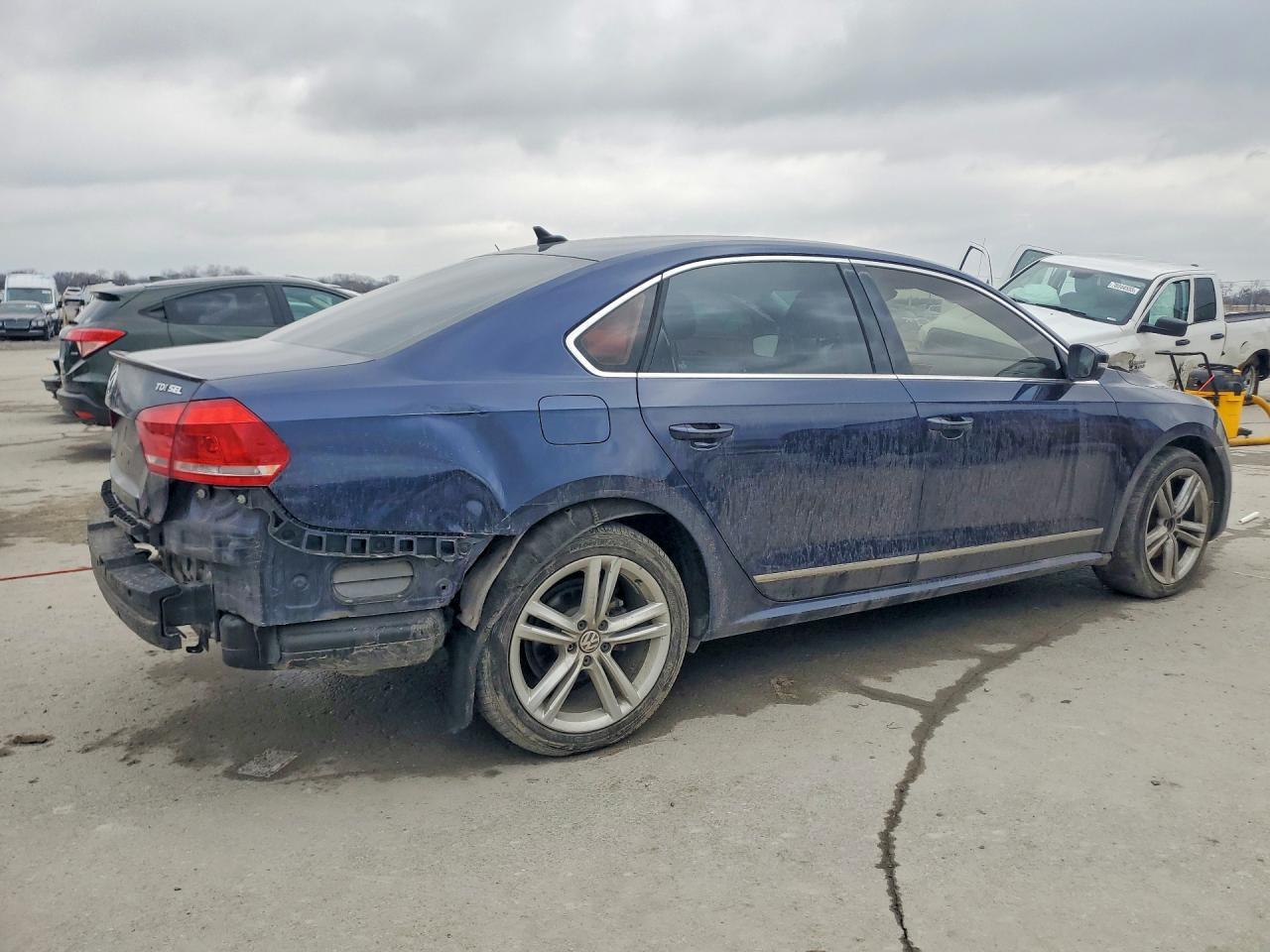 2014 VOLKSWAGEN Passat