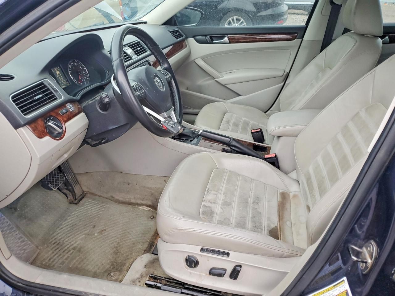 2012 VOLKSWAGEN Passat