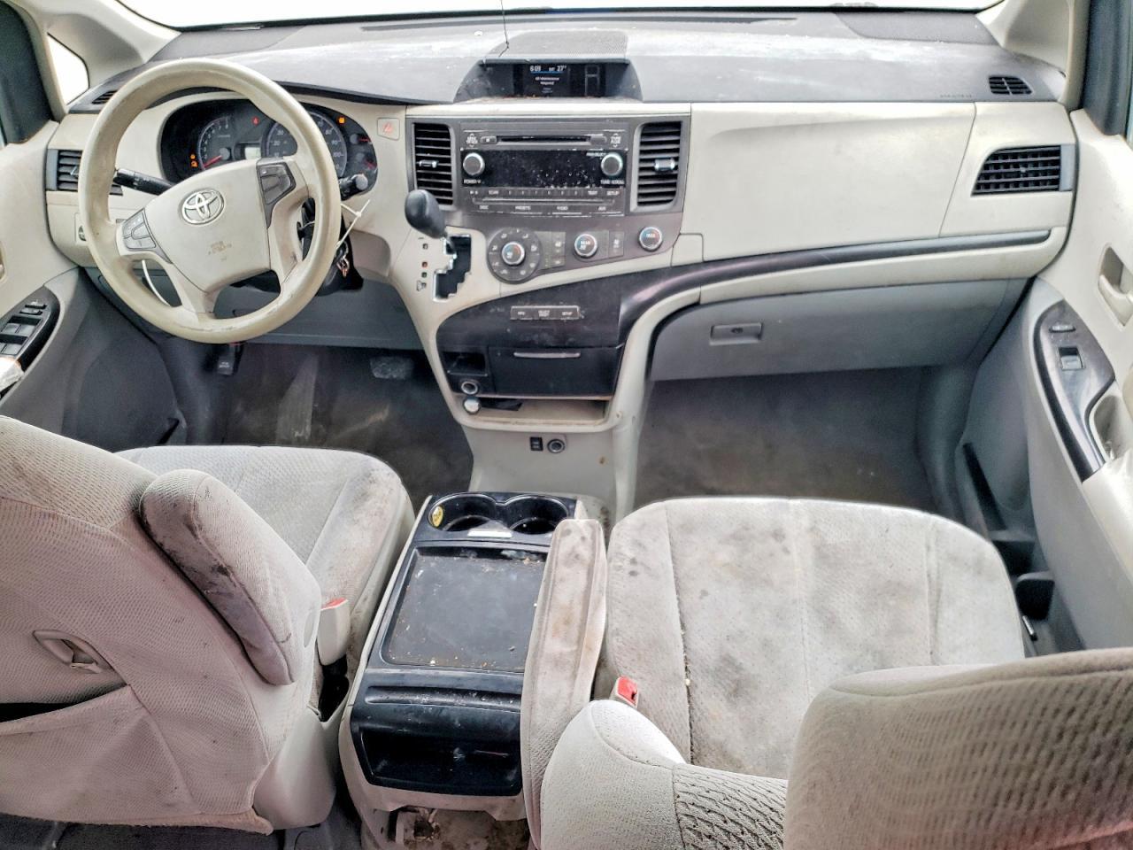 2011 TOYOTA SIENNA