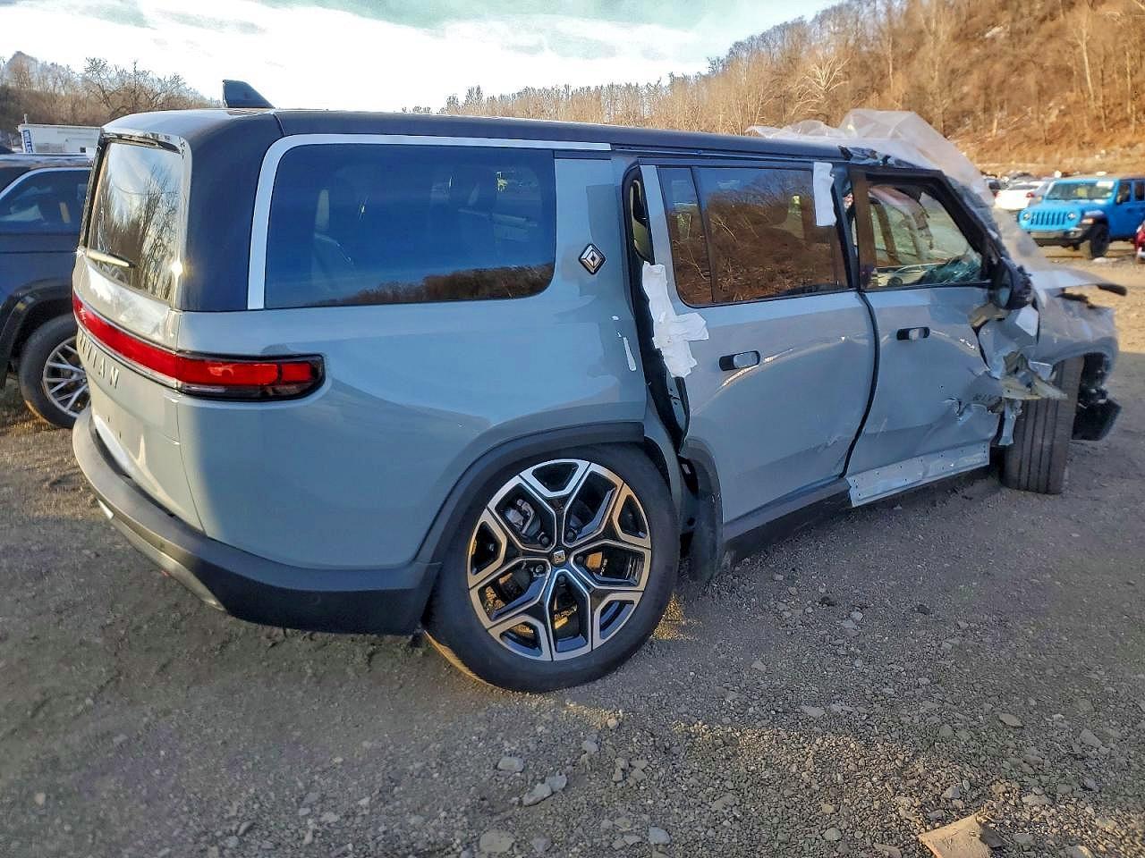 2025 RIVIAN R1s