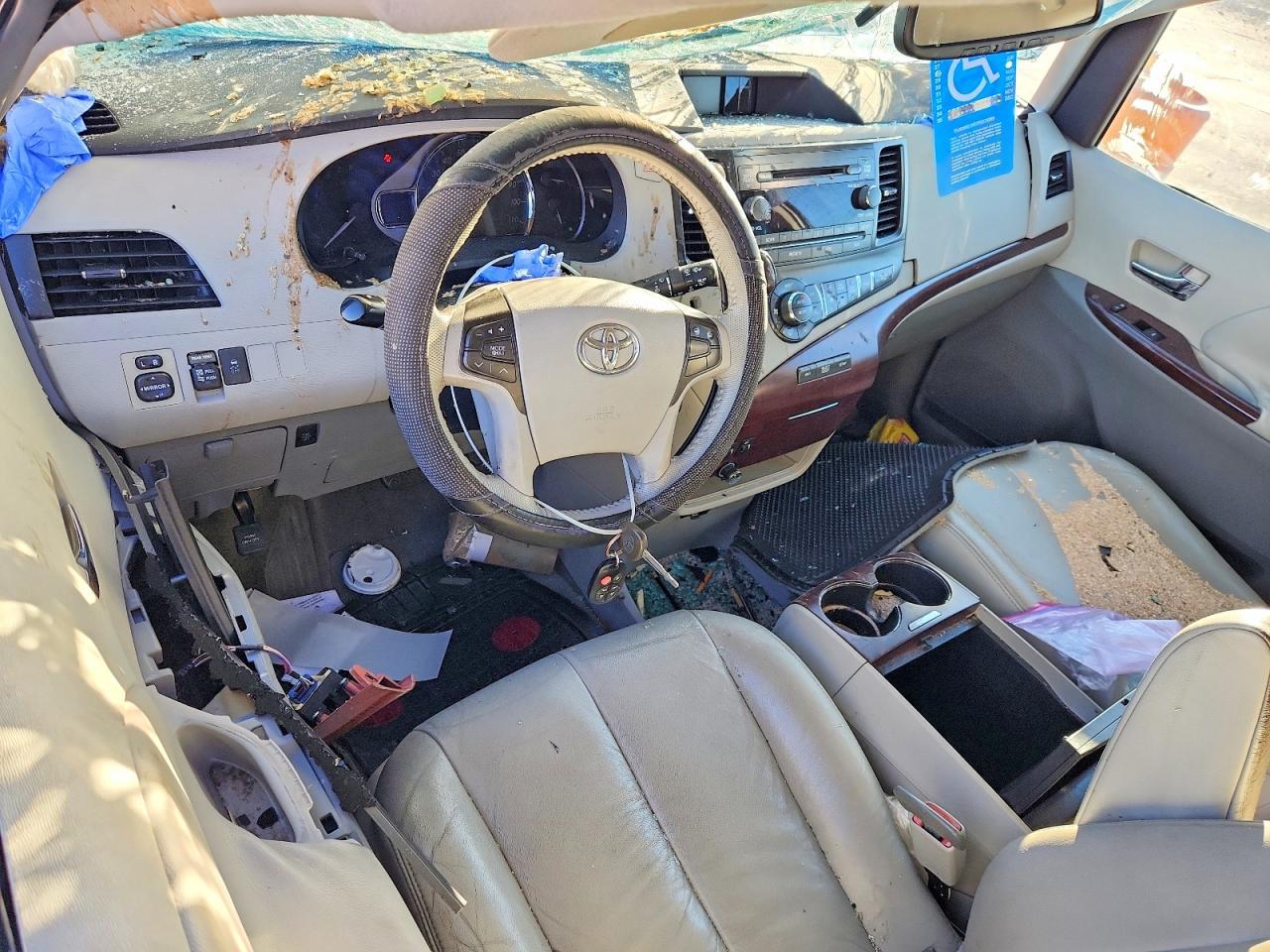 2011 TOYOTA SIENNA