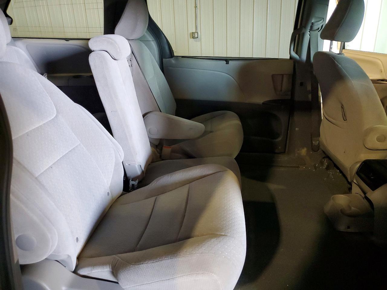 2016 TOYOTA SIENNA