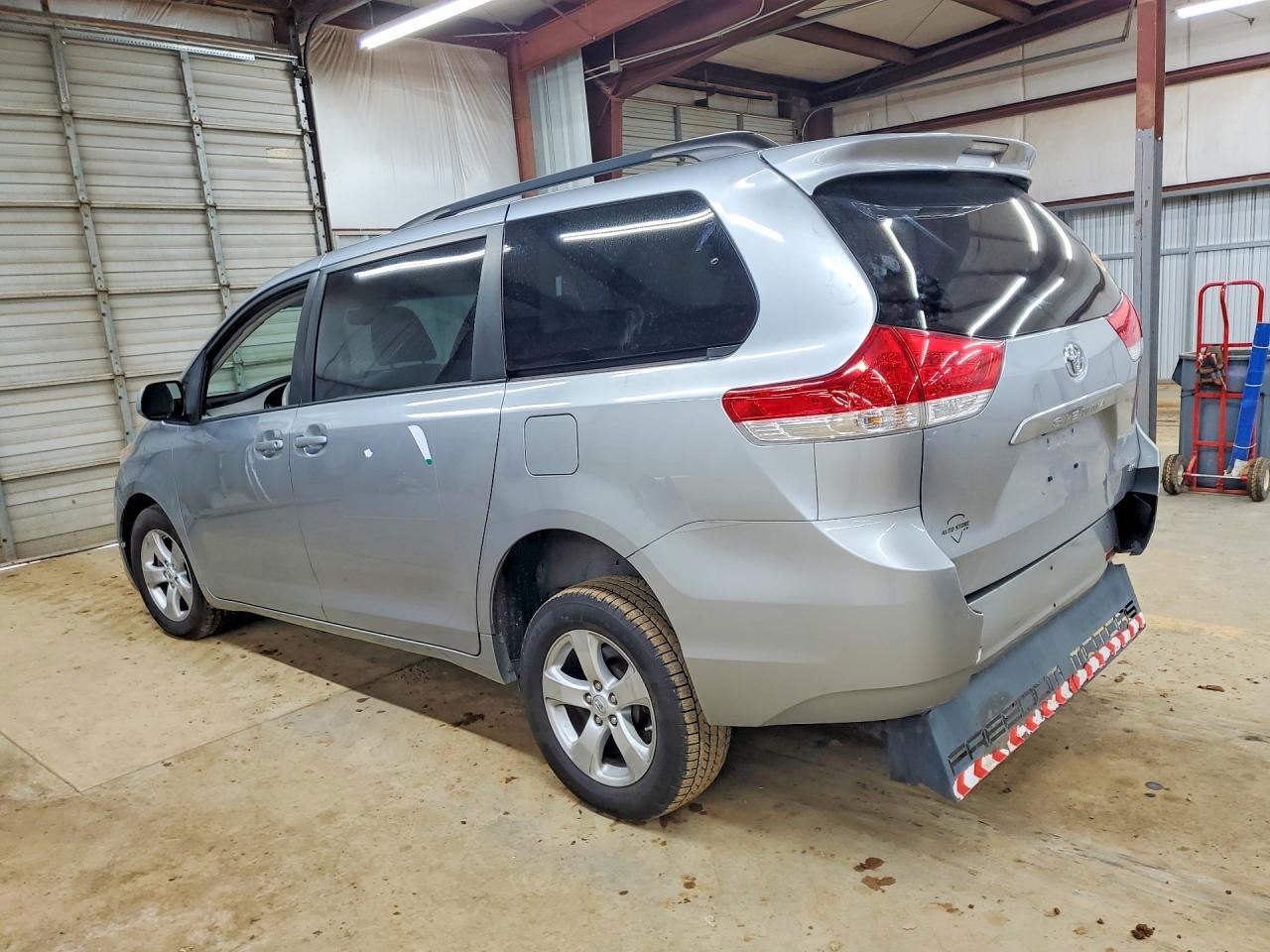 2011 TOYOTA SIENNA