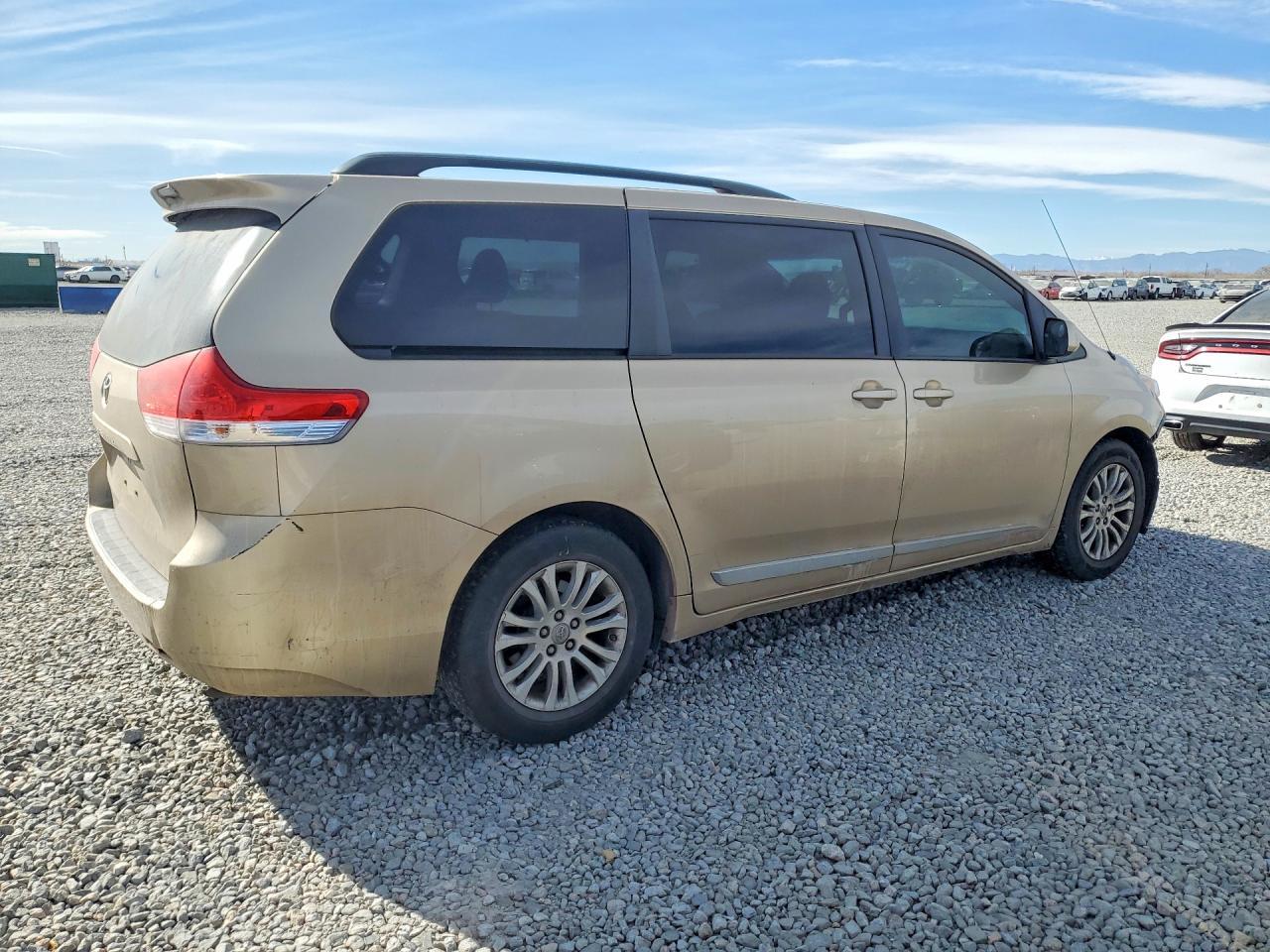 2011 TOYOTA SIENNA