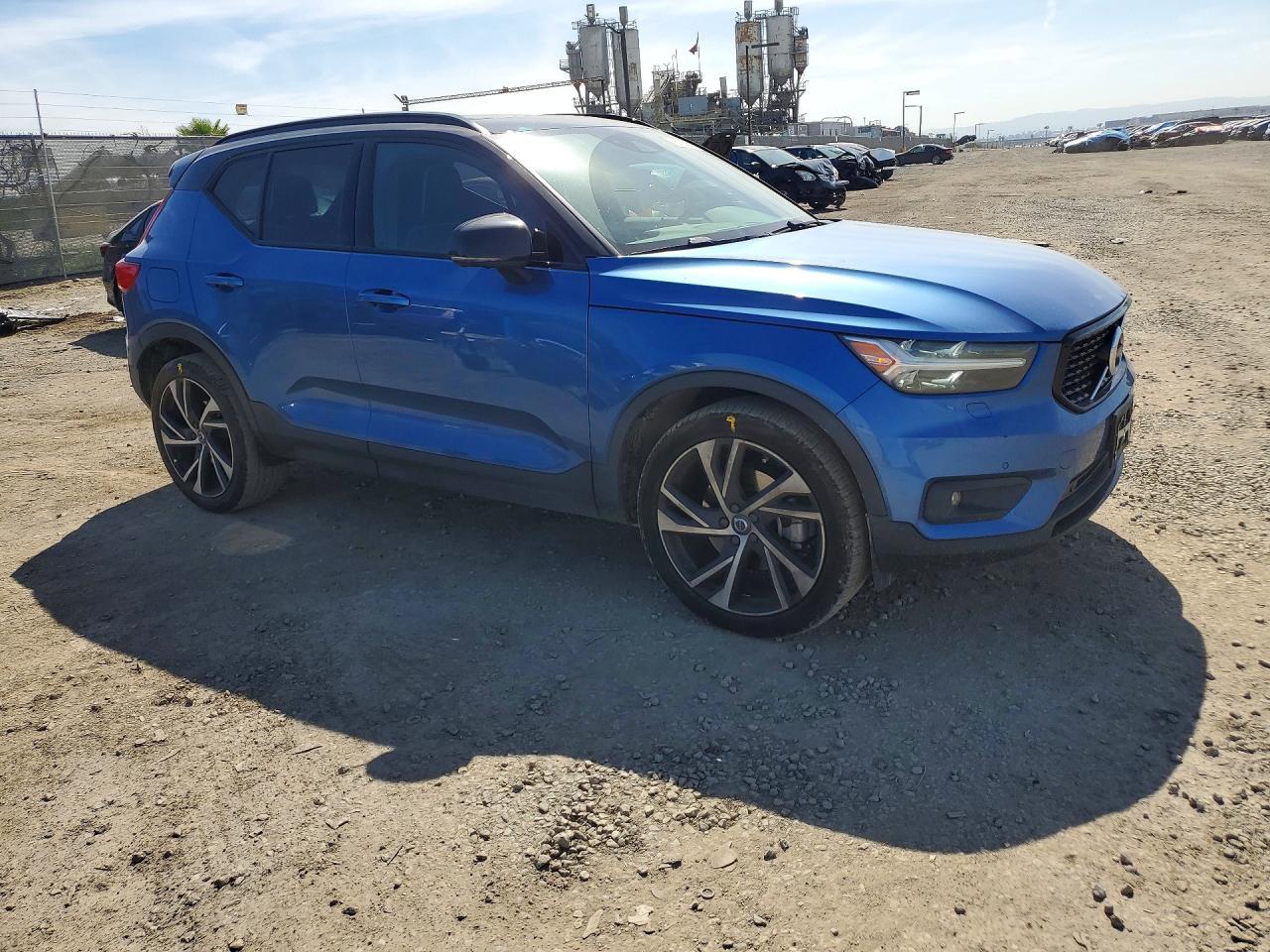 2021 VOLVO XC40