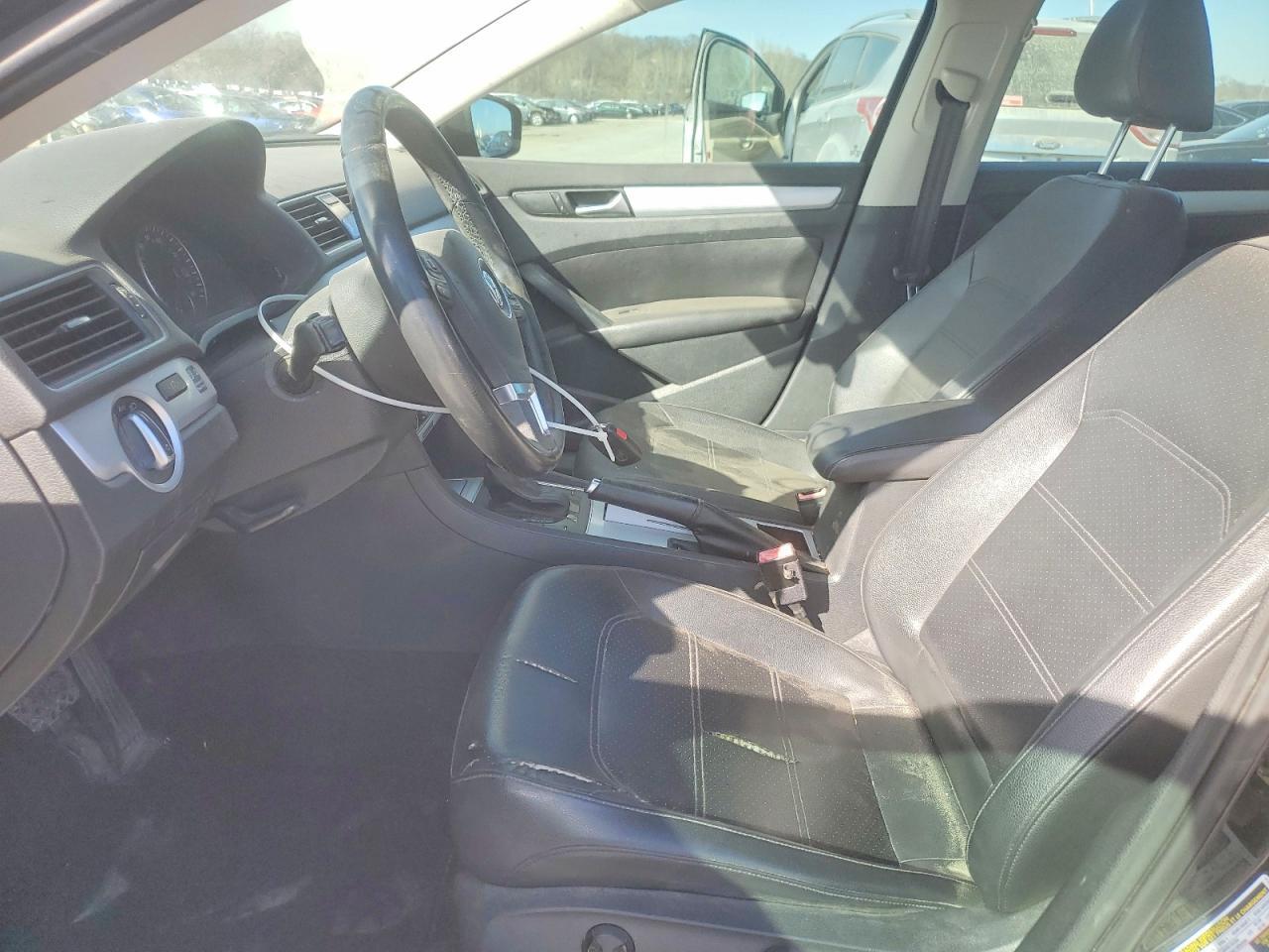 2012 VOLKSWAGEN Passat