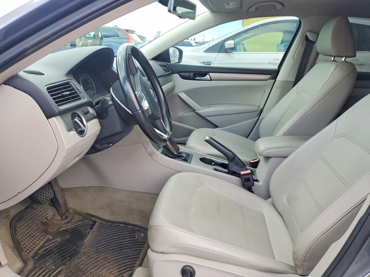 2014 VOLKSWAGEN Passat