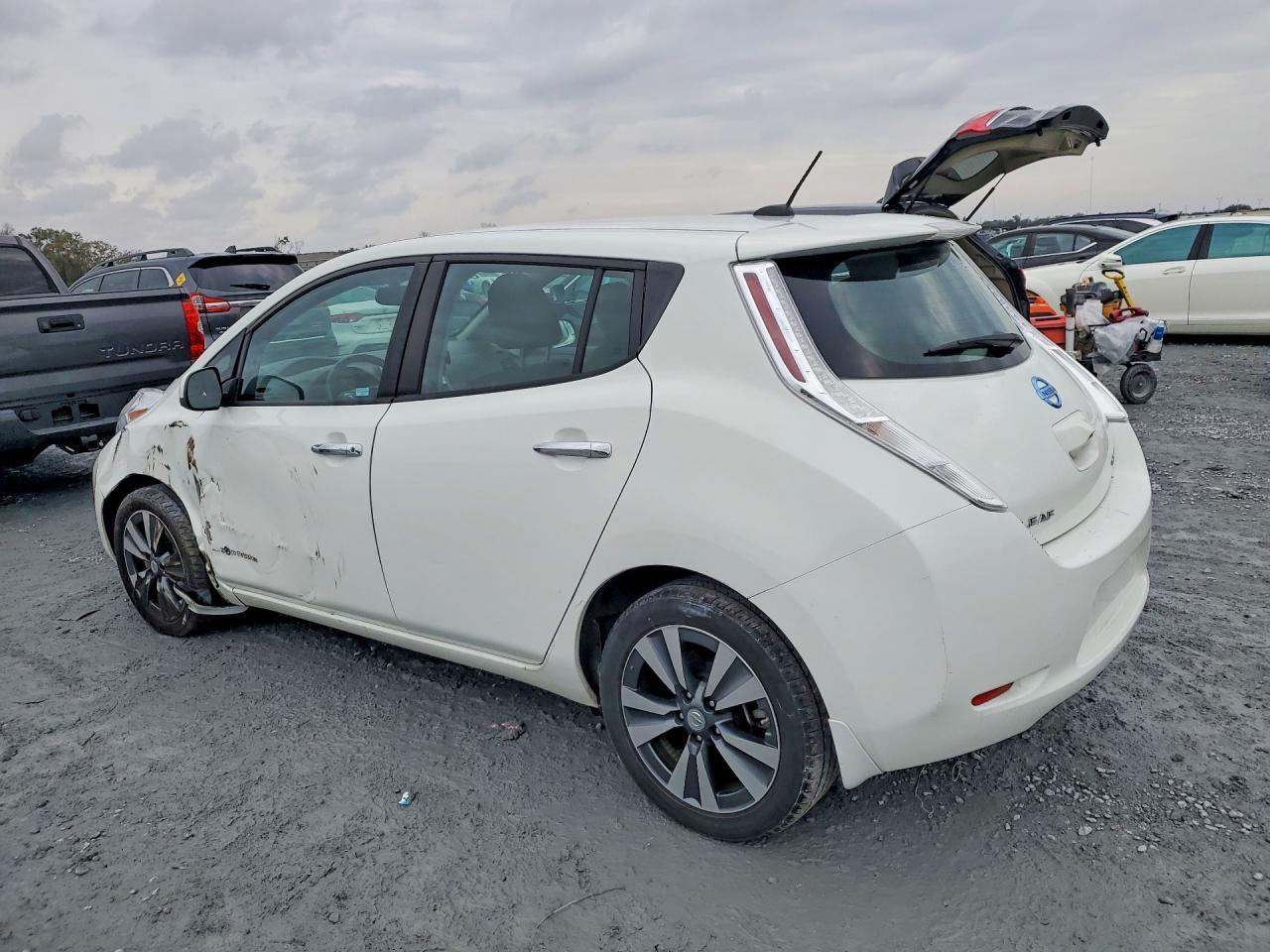 2015 NISSAN LEAF