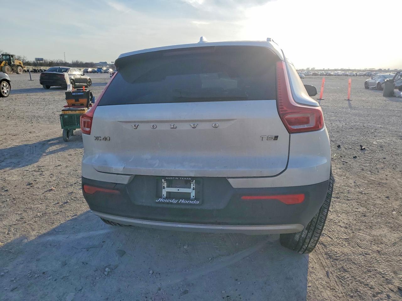 2021 VOLVO XC40
