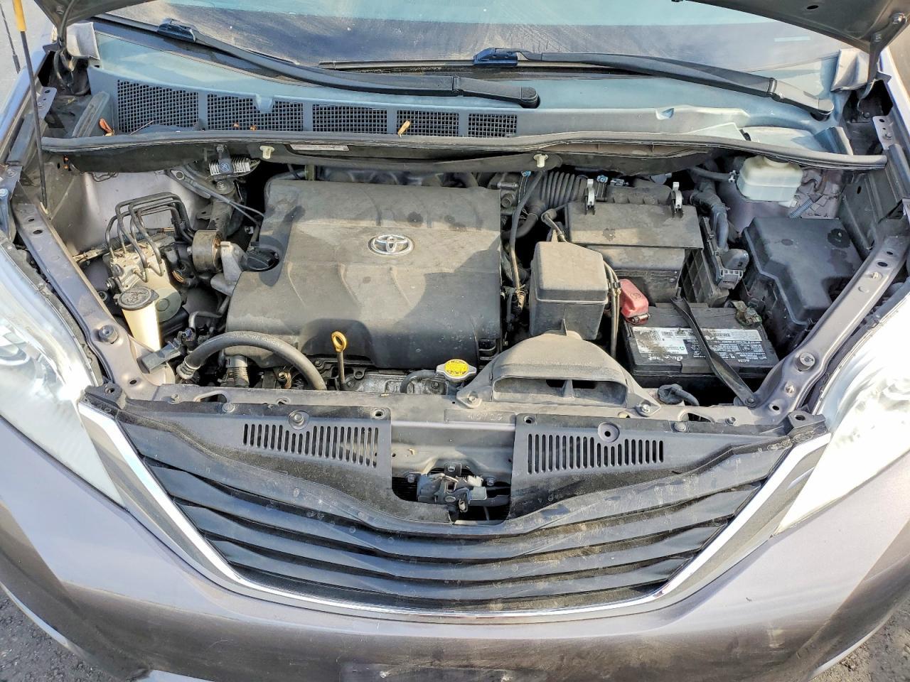 2013 TOYOTA SIENNA