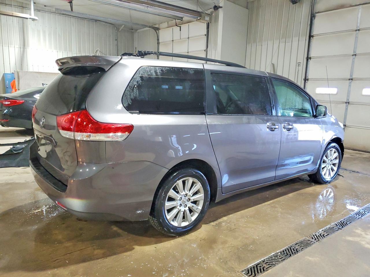2011 TOYOTA SIENNA