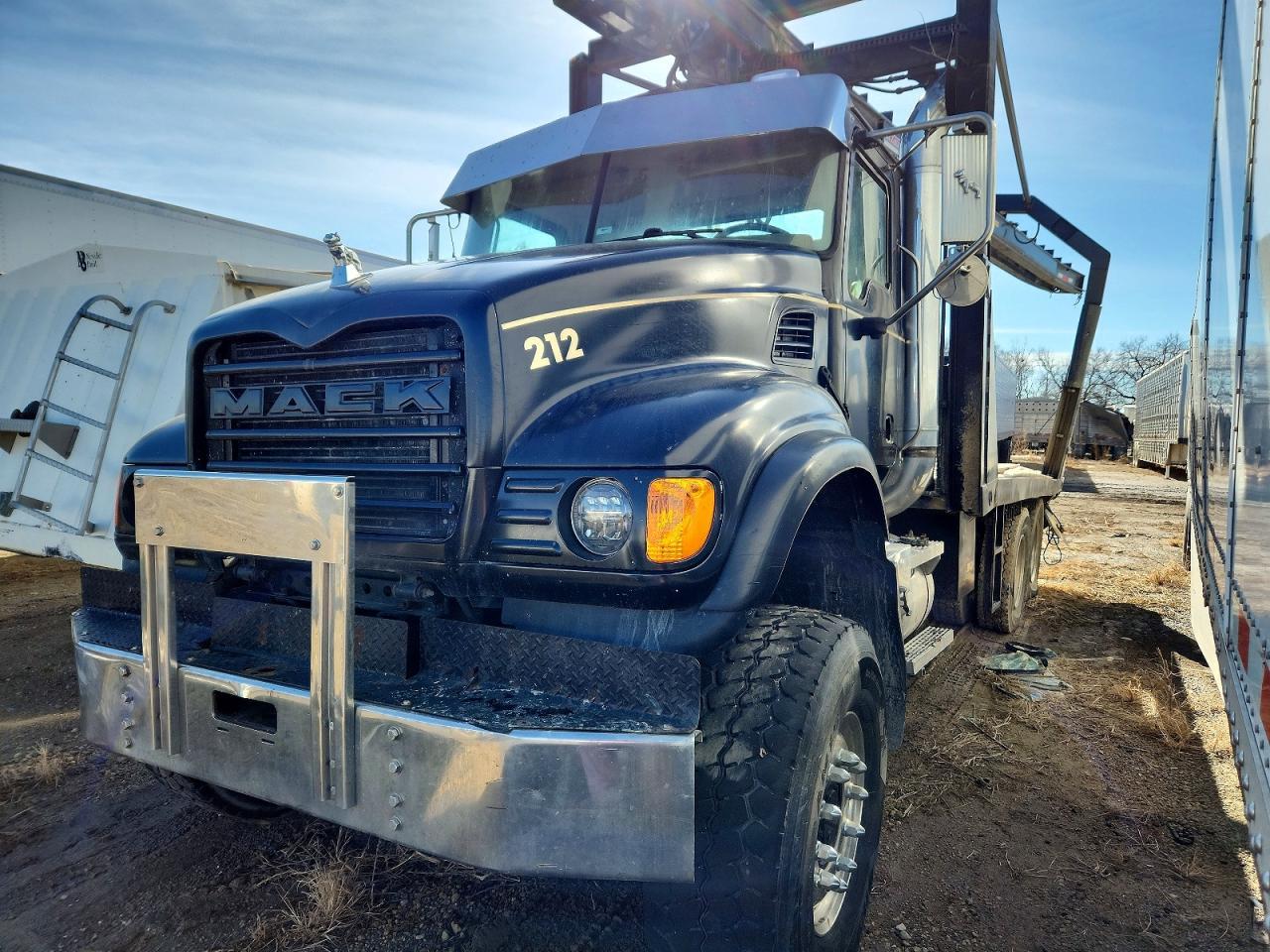 2005 MACK Cv713