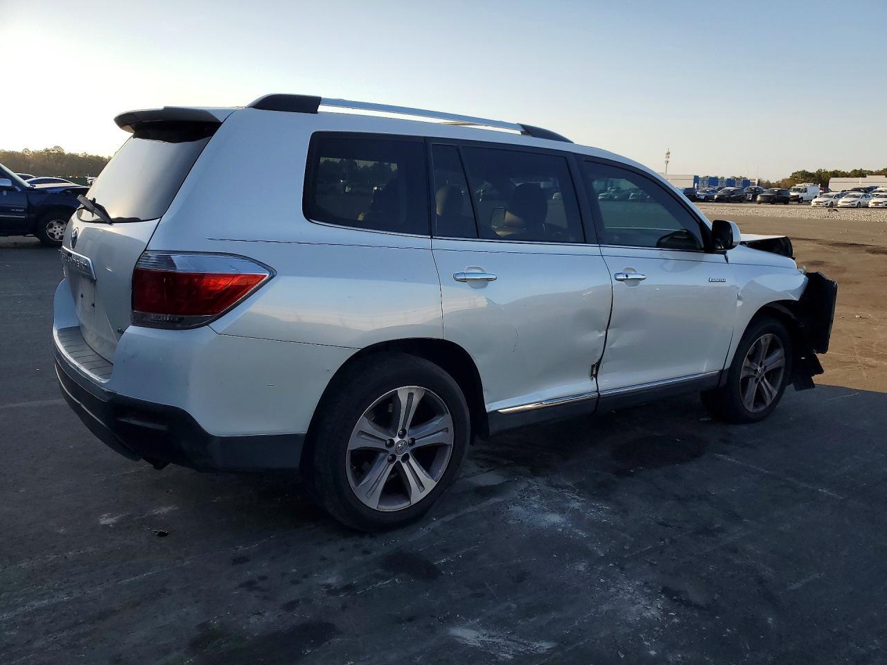 2013 TOYOTA HIGHLANDER