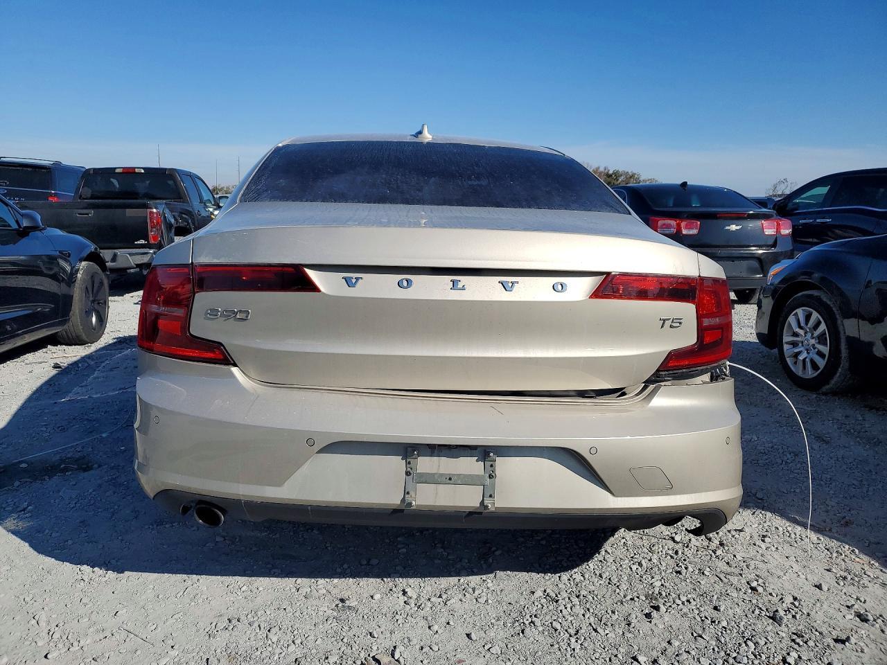 2018 VOLVO S90