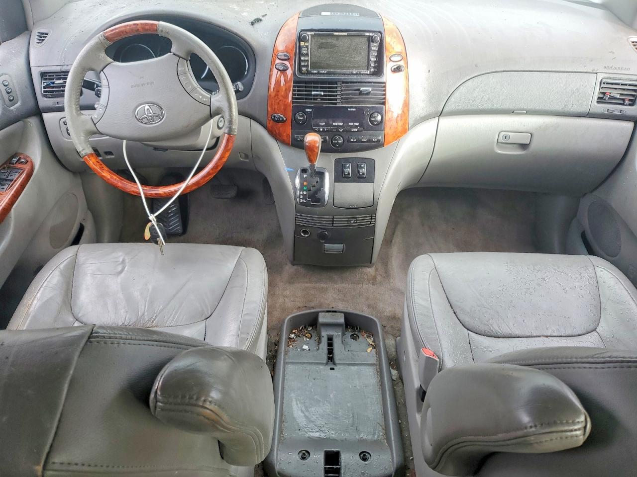 2010 TOYOTA SIENNA