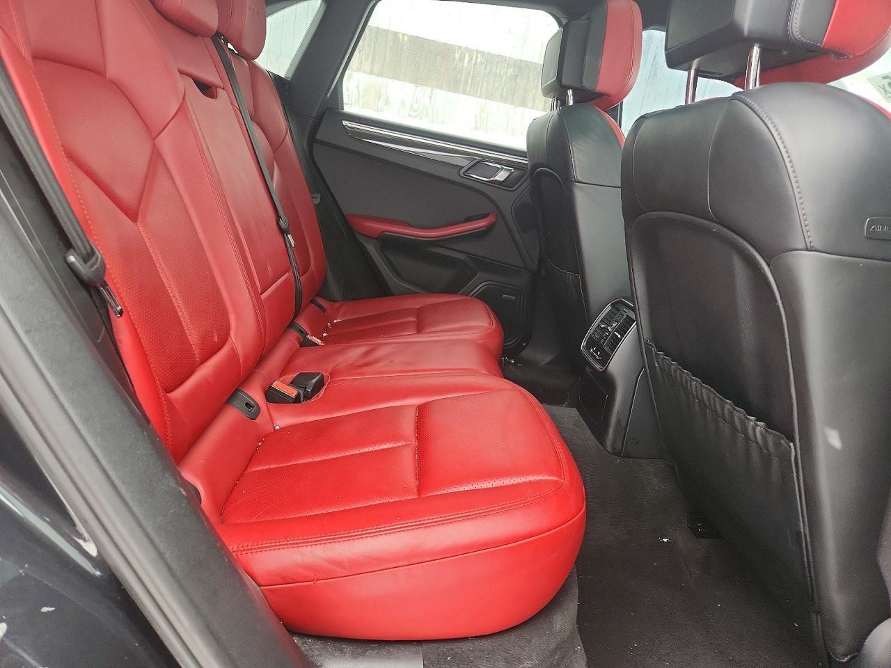 2017 PORSCHE Macan